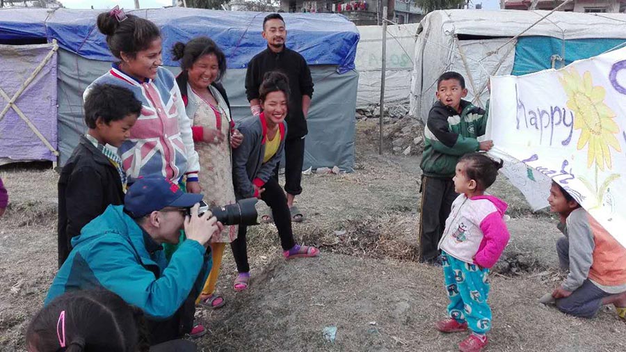 Estudiante chino fotografía a las familias de Nepal afectadas por el terremoto