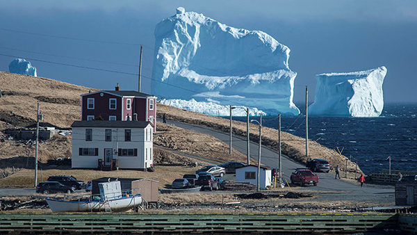 Iceberg gigante amenaza una isla de Canadá