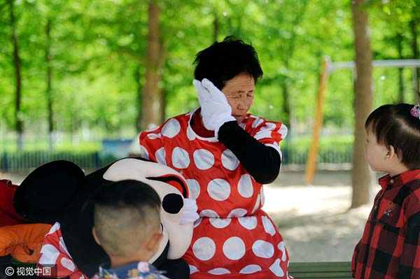 Anciana de 72 años se disfraza de Minnie Mouse para pagar facturas médicas