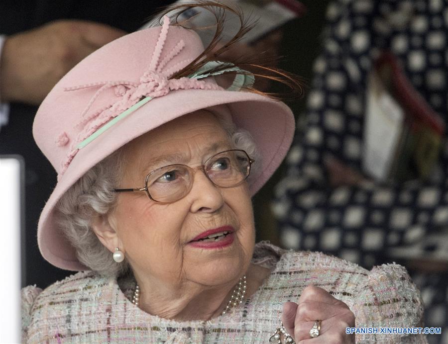 NEWBURY, abril 21, 2017 (Xinhua) -- La reina Isabel II de Reino Unido, asiste a un evento para observar la carrera de caballos en el Hipódromo de Newbury, en la ciudad de Newbury, Reino Unido, el 21 de abril de 2017. La reina Isabel II de Reino Unido celebró su cumpleaños 91 el viernes. (Xinhua/Str)