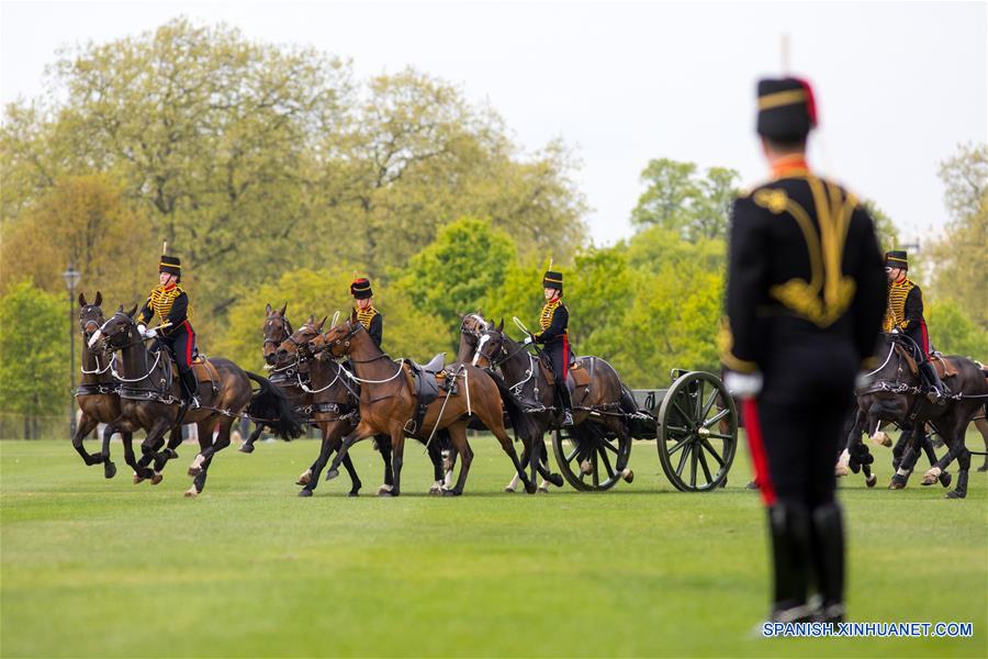  LONDRES, abril 21, 2017 (Xinhua) -- Soldados de la Tropa Real de Artillería Montada a Caballo asisten a la ceremonia de un saludo de 41 cañonazos de salva en señal de saludo a la soberana, en el parque de Hyde Park, para celebrar el cumpleaños 91 de la reina Isabel II de Reino Unido, en Londres, Reino Unido, el 21 de abril de 2017. La reina Isabel II de Reino Unido celebró su cumpleaños 91 como la soberana que ha reinado más tiempo dentro de la monarquía británica, por encima de la reina Victoria I de Reino Unido, quien gobernó durante 64 años. Para celebrar la ocasión la división del Ejército británico, la Tropa Real de Artillería Montada a Caballo, disparó como cada año cañonazos de salva en el parque de Hyde Park y en la Torre de Londres de esta ciudad, de acuerdo con información de la prensa local. (Xinhua/Tom Nicholson/London News Pictures/ZUMAPRESS)