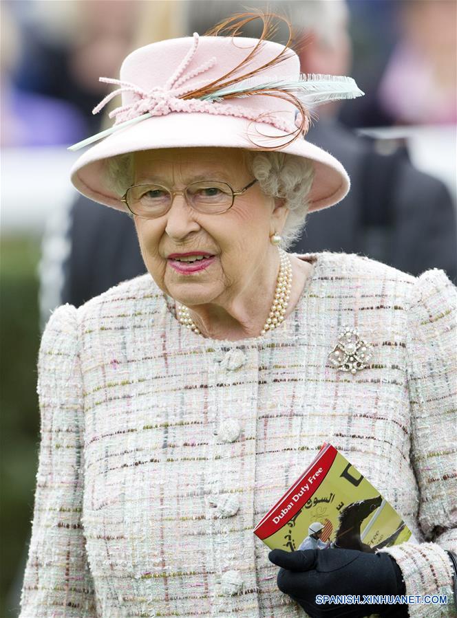  NEWBURY, abril 21, 2017 (Xinhua) -- La reina Isabel II de Reino Unido, asiste a un evento para observar la carrera de caballos en el Hipódromo de Newbury, en la ciudad de Newbury, Reino Unido, el 21 de abril de 2017. La reina Isabel II de Reino Unido celebró su cumpleaños 91 el viernes. (Xinhua/Str)