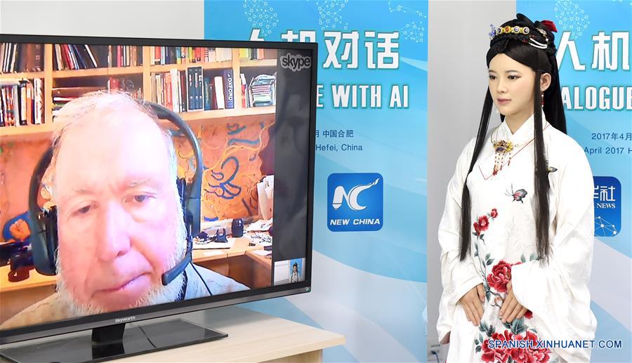Primera entrevista en inglés de la "robot diosa" china