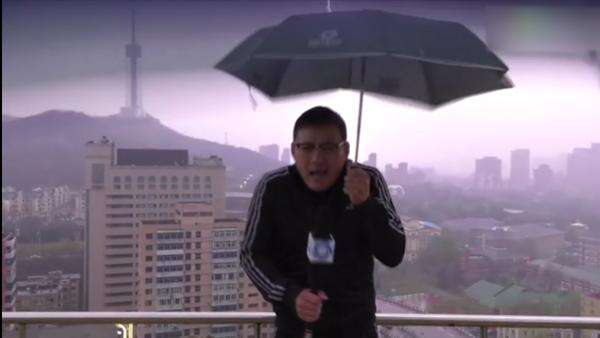 Un rayo alcanza a un reportero chino mientras ofrecía el parte meteorológico