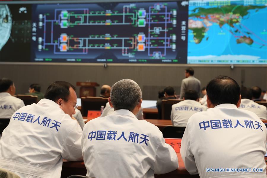 BEIJING, abril 27, 2017 (Xinhua) -- Empleados trabajan en el centro de control, en Beijing, capital de China, el 27 de abril de 2017. La nave espacial de carga Tianzhou-1 de China y el laboratorio espacial Tiangong-2 completaron su primer reaprovisionamiento de combustible en órbita a las 19:07 horas del jueves, lo que añade otro éxito a la misión de la Tianzhou-1. (Xinhua/Ju Zhenhua)