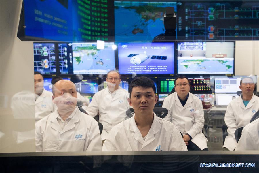 BEIJING, abril 27, 2017 (Xinhua) -- Empleados observan la pantalla en el centro de control, en Beijing, capital de China, el 27 de abril de 2017. La nave espacial de carga Tianzhou-1 de China y el laboratorio espacial Tiangong-2 completaron su primer reaprovisionamiento de combustible en órbita a las 19:07 horas del jueves, lo que añade otro éxito a la misión de la Tianzhou-1. (Xinhua/Ju Zhenhua)