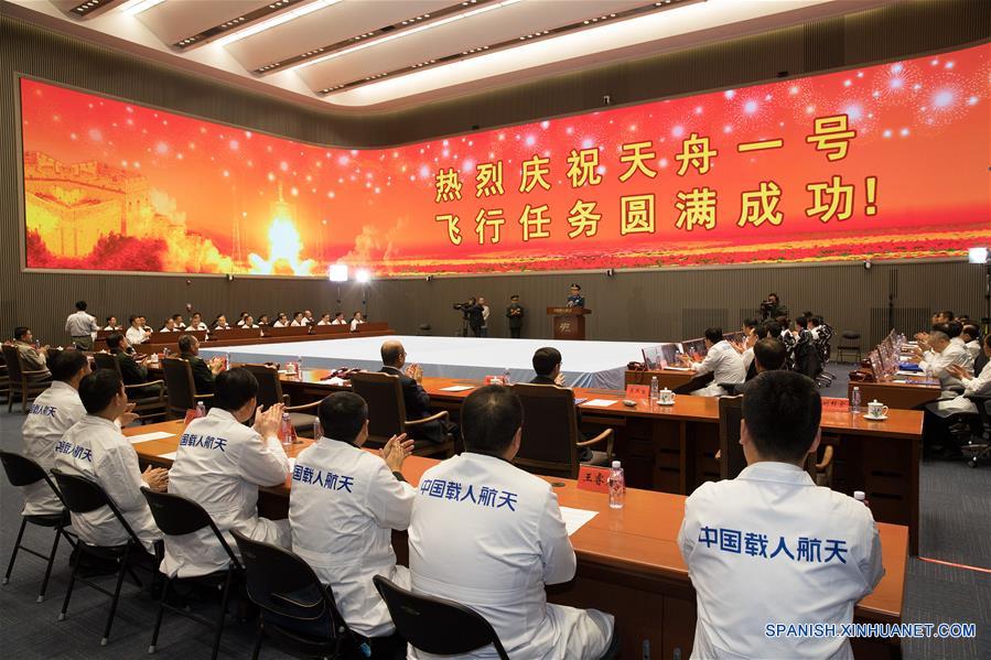 Empleados celebran en el centro de control, en Beijing, capital de China, el 27 de abril de 2017. La nave espacial de carga Tianzhou-1 de China y el laboratorio espacial Tiangong-2 completaron su primer reaprovisionamiento de combustible en órbita a las 19:07 horas del jueves, lo que añade otro éxito a la misión de la Tianzhou-1. (Xinhua/Ju Zhenhua)