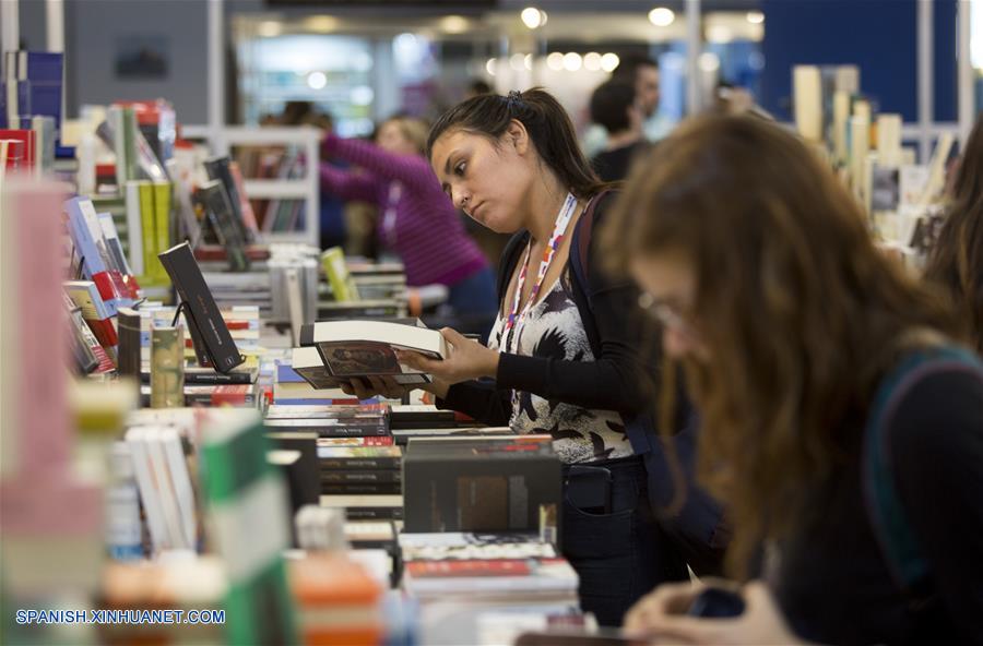 BUENOS AIRES, abril 27, 2017 (Xinhua) -- Visitantes observan libros durante la 43 Feria Internacional del Libro de Buenos Aires, en Buenos Aires, Argentina, el 27 de abril de 2017. De acuerdo con información de la prensa local, con tres semanas de duración, la Feria Internacional del Libro de Buenos Aires espera recibir a más de un millón de lectores y a más de 10,000 profesionales del libro. (Xinhua/Martín Zabala)