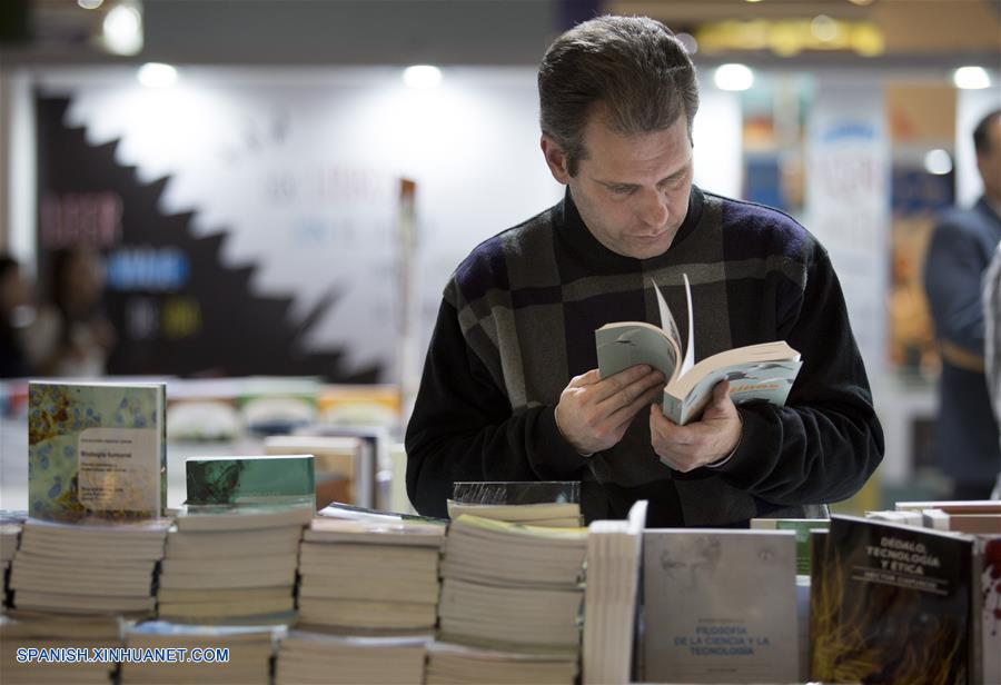 Un hombre observa un libro durante la 43 Feria Internacional del Libro de Buenos Aires, en Buenos Aires, Argentina, el 27 de abril de 2017.  (Xinhua/Martín Zabala)