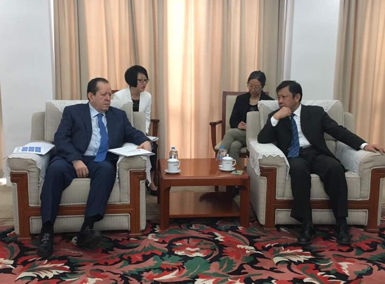 Embajador Iván Zerpa durante su reunión con el presidente del Cicir, Ji Zhiye