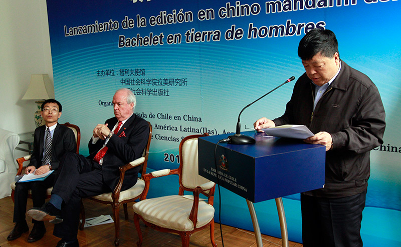 Wang Hao, subeditor de la Editorial de Ciencias Sociales de China, intervino durante la presentación de “Bachelet en tierra de hombres”. (Foto: YAC)