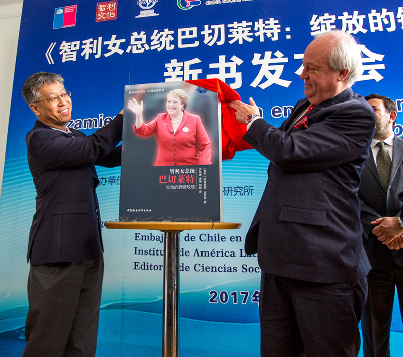 Publican en idioma chino la conocida biografía “Bachelet en tierra de hombres”