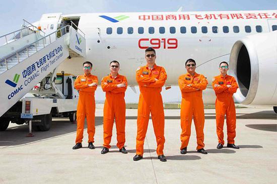 Eligen a 5 pilotos de prueba para el primer vuelo del avión C919