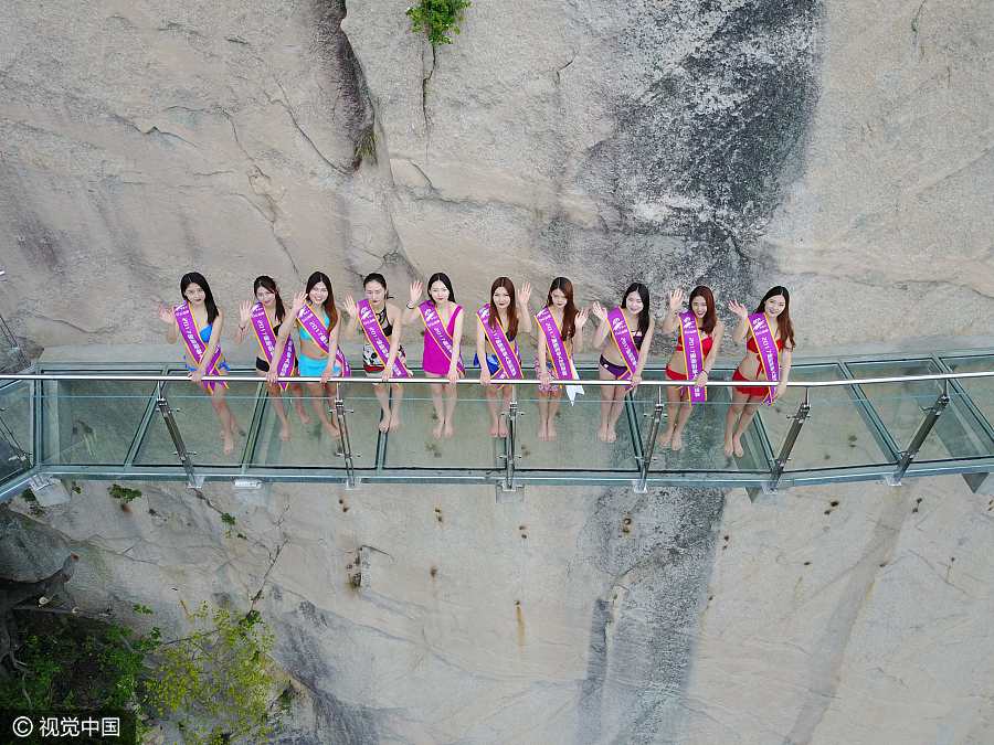 Valientes modelos en bikini desfilan a mil metros de altura