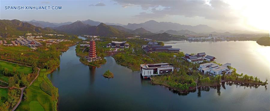 Vista aérea de un paisaje del punto de veraneo del lago Yanqi