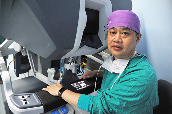 El robot quirúrgico Da Vinci elimina el tumor suprarrenal de un paciente en Shanghai