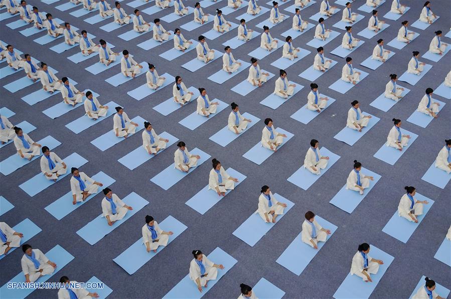 Aficionados participan al Concurso Nacional de Yoga 2017 en Guizhou China