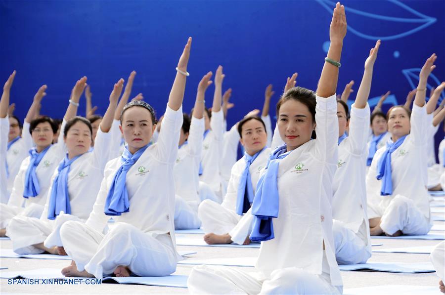 Aficionados participan al Concurso Nacional de Yoga 2017 en Guizhou China