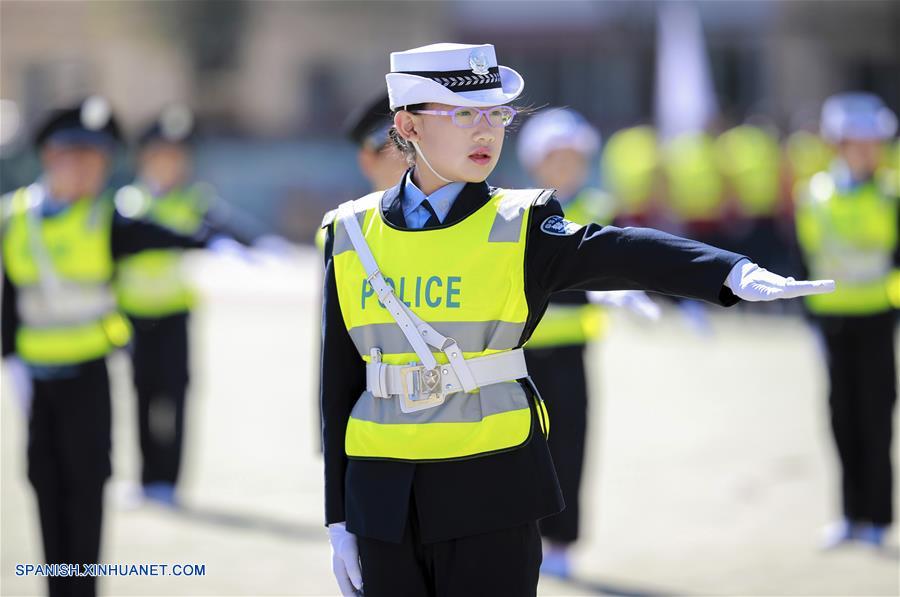 Concurso de ejercicios de ademanes de policía de tránsito en Hohhot