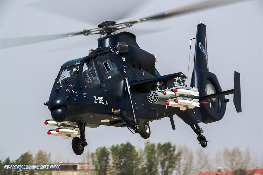 HEILONGJIANG, mayo 18, 2017 (Xinhua) -- El helicóptero armado Z-19E desarrollado por China realiza su vuelo inaugural, en Harbin, provincia de Heilongjiang, en el noreste de China, el 18 de mayo de 2017. La nueva generación del modelo, orientado a la exportación, fue desarrollada por AVIC Harbin Aircraft Industry para satisfacer los requisitos del mercado internacional militar, según el comunicado de la empresa estatal Corporación de la Industria de la Aviación de China (AVIC, en sus siglas en inglés). (Xinhua/Yue Shuhua)