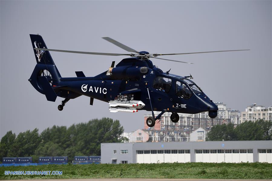 HEILONGJIANG, mayo 18, 2017 (Xinhua) -- El helicóptero armado Z-19E desarrollado por China realiza su vuelo inaugural, en Harbin, provincia de Heilongjiang, en el noreste de China, el 18 de mayo de 2017. La nueva generación del modelo, orientado a la exportación, fue desarrollada por AVIC Harbin Aircraft Industry para satisfacer los requisitos del mercado internacional militar, según el comunicado de la empresa estatal Corporación de la Industria de la Aviación de China (AVIC, en sus siglas en inglés). (Xinhua/Liu Yang)