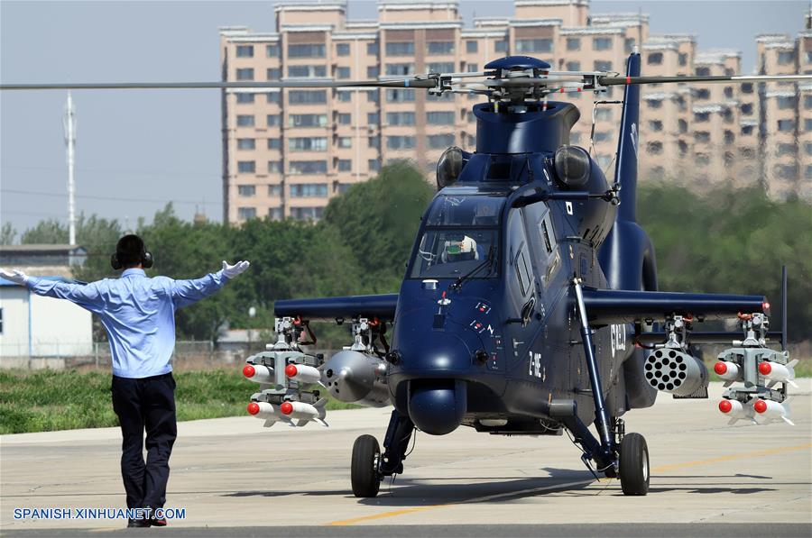 HEILONGJIANG, mayo 18, 2017 (Xinhua) -- El helicóptero armado Z-19E desarrollado por China se prepara para realizar su vuelo inaugural, en Harbin, provincia de Heilongjiang, en el noreste de China, el 18 de mayo de 2017. La nueva generación del modelo, orientado a la exportación, fue desarrollada por AVIC Harbin Aircraft Industry para satisfacer los requisitos del mercado internacional militar, según el comunicado de la empresa estatal Corporación de la Industria de la Aviación de China (AVIC, en sus siglas en inglés). (Xinhua/Liu Yang) 