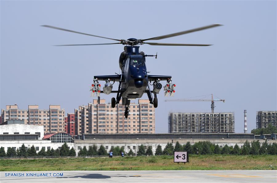 HEILONGJIANG, mayo 18, 2017 (Xinhua) -- El helicóptero armado Z-19E desarrollado por China realiza su vuelo inaugural, en Harbin, provincia de Heilongjiang, en el noreste de China, el 18 de mayo de 2017. La nueva generación del modelo, orientado a la exportación, fue desarrollada por AVIC Harbin Aircraft Industry para satisfacer los requisitos del mercado internacional militar, según el comunicado de la empresa estatal Corporación de la Industria de la Aviación de China (AVIC, en sus siglas en inglés). (Xinhua/Liu Yang)