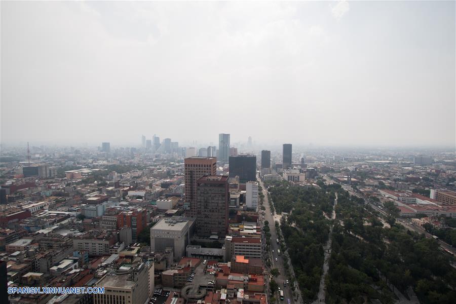 CIUDAD DE MEXICO, mayo 19, 2017 (Xinhua) -- Vista de edificios en medio de esmog en la Ciudad de México, capital de México, el 19 de mayo de 2017. La Comisión Ambiental de la Megalópolis (CAMe) mantendrá para el sábado la contingencia por ozono activada desde el 15 de mayo en la zona metropolitana del Valle de México, luego de que el viernes no cedieron los niveles de contaminación. (Xinhua/Francisco Cañedo)