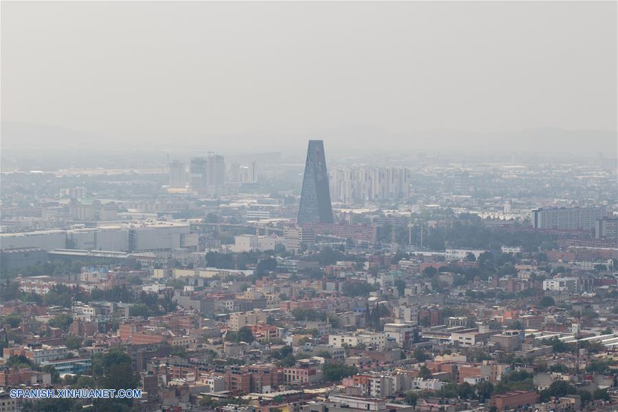 CIUDAD DE MEXICO, mayo 19, 2017 (Xinhua) -- Vista de edificios en medio de esmog en la Ciudad de México, capital de México, el 19 de mayo de 2017. La Comisión Ambiental de la Megalópolis (CAMe) mantendrá para mañana sábado la contingencia por ozono activada desde el 15 de mayo en la zona metropolitana del Valle de México, luego de que el viernes no cedieron los niveles de contaminación. (Xinhua/Francisco Cañedo)