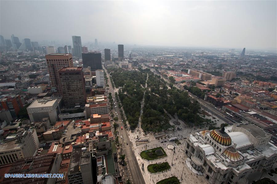 Vista de edificios en medio de esmog en la Ciudad de México, capital de México, el 19 de mayo de 2017.  (Xinhua/Francisco Cañedo)