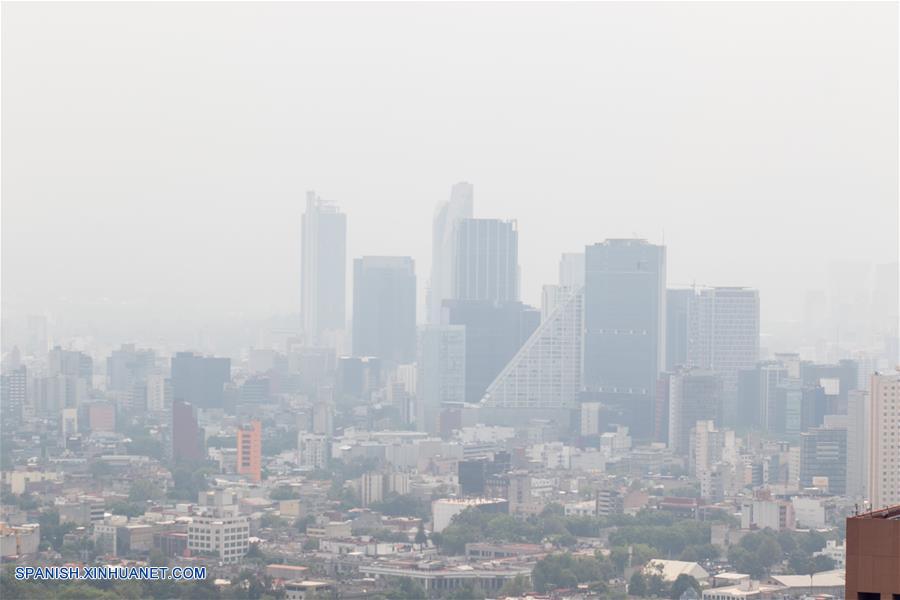 CIUDAD DE MEXICO, mayo 19, 2017 (Xinhua) -- Vista de edificios en medio de esmog en la Ciudad de México, capital de México, el 19 de mayo de 2017. La Comisión Ambiental de la Megalópolis (CAMe) mantendrá para el sábado la contingencia por ozono activada desde el 15 de mayo en la zona metropolitana del Valle de México, luego de que el viernes no cedieron los niveles de contaminación. (Xinhua/Francisco Cañedo)
