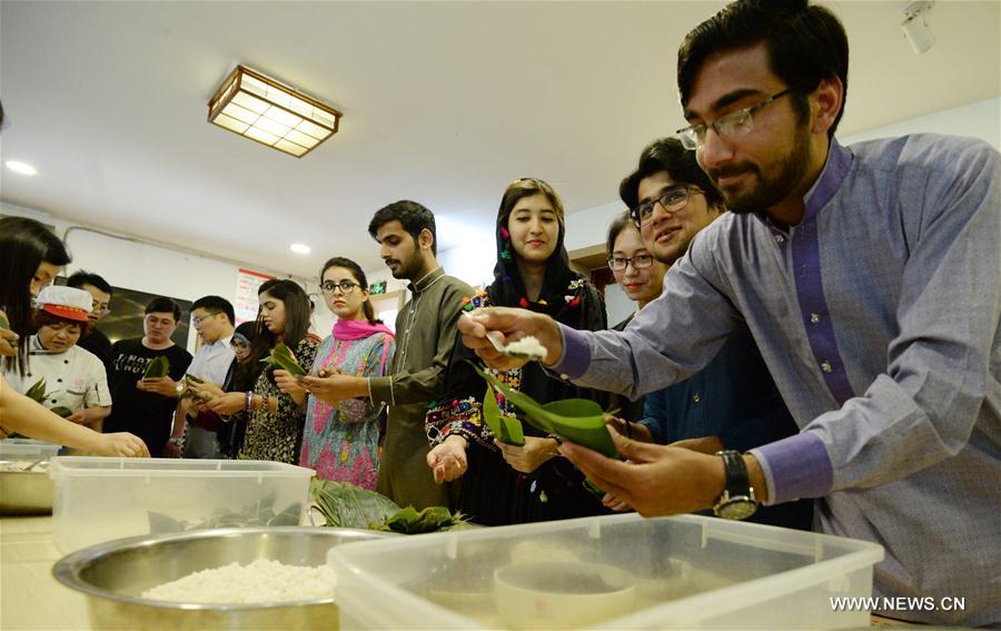 Estudiantes extranjeros hacen "zongzi" para celebrar el Festival del Bote de Dragón 2