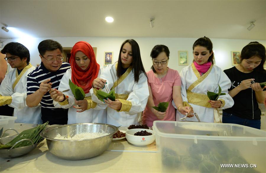 Estudiantes extranjeros hacen "zongzi" para celebrar el Festival del Bote de Dragón 3