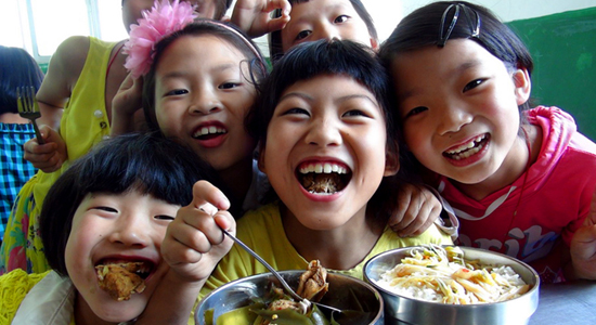 Subsidio de 160.000 millones de yuanes en alientos estimula el crecimiento de los niños en zonas rurales