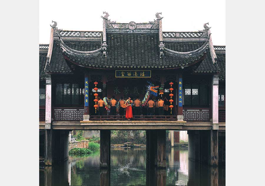 Ceremonia tradicional en un templo ancestral durante el Festival del Bote de Dragón. Foto de Zhuo Zhihao. [Foto proporcionada por photoint.net]