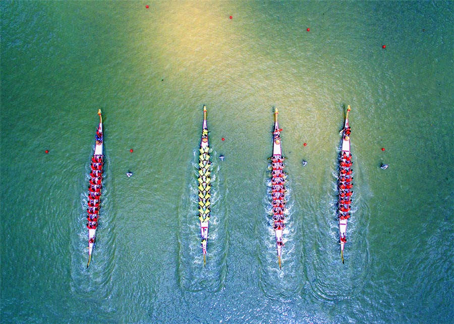 Vista aérea de una carrera de botes de dragón en Foshan, provincia de Guandong. Foto de Wang Weijia. [Foto proporcionada por photoint.net]
