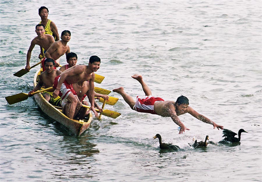 La gente participa en un juego de caza de patos durante la celebración del Festival de Bote de Dragón. Foto de Li Longde. [Foto proporcionada por photoint.net]