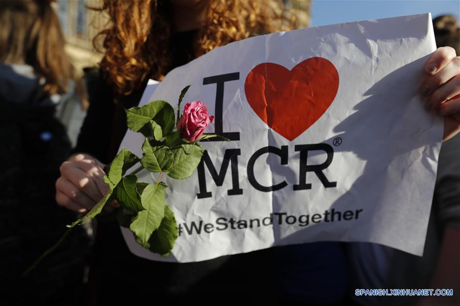 Personas participan en vigilia por víctimas de Manchester