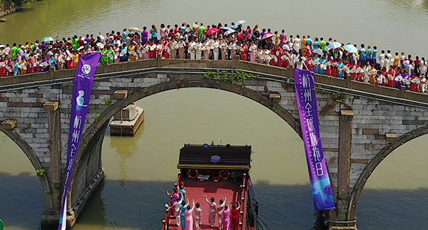 Muchas modelos se reúnen el viernes en el Puente de Gongchen del Gran Canal de Beijing-Hangzhou vistiendo un qipao, un vestido chino tradicional para mujeres, durante el Festival Internacional de Qipao de Hangzhou. DONG XUMING / CHINA DAILY