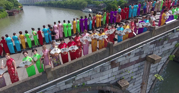 Mujeres en qipao posan en un puente de Hangzhou, capital de la provincia de Zhejiang, el 26 de mayo. [Foto / proporcionado a chinadaily.com.cn]