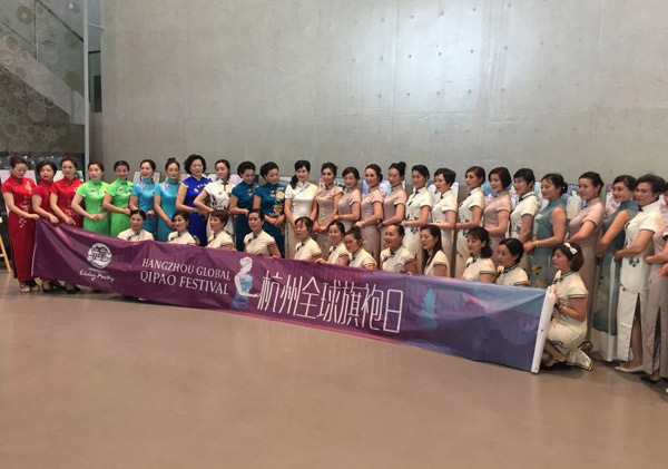 Muchas modelos posan el viernes en un puente de Hangzhou vistiendo un qipao, un vestido chino tradicional para mujeres, durante el Festival Internacional de Qipao de Hangzhou. DONG XUMING / CHINA DAILY