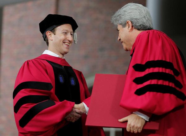 Zuckerberg insta a los graduados de Harvard a ser personas propositivas