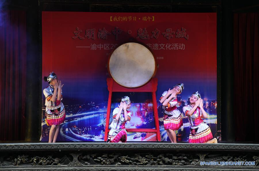 CHONGQING, mayo 29, 2017 (Xinhua) -- Actores participan durante un espectáculo para celebrar el Festival del Bote de Dragón en Chongqing, en el suroeste de China, el 29 de mayo de 2017. (Xinhua/Wang Quanchao)