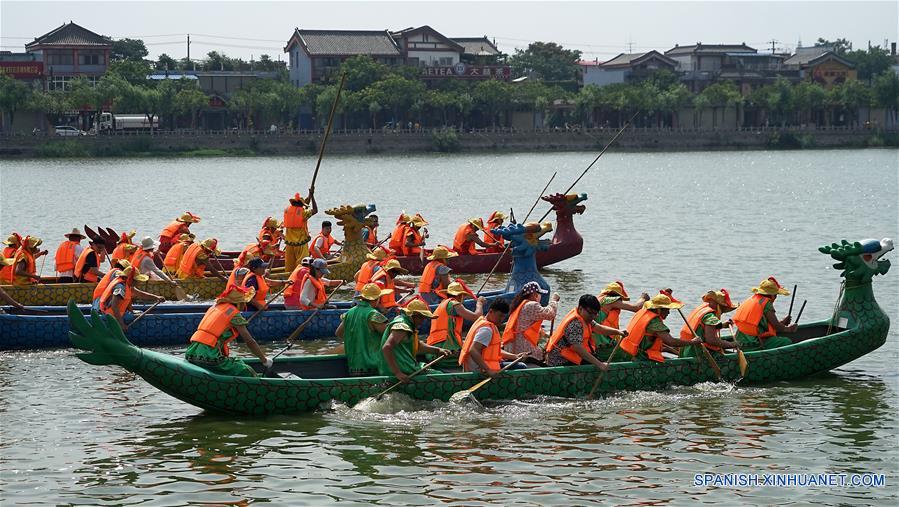  HENAN, mayo 29, 2017 (Xinhua) -- Personas participan en una carrera de botes de dragón para dar la bienvenida al Festival de Botes de Dragón, en el punto escénico de Longting en la ciudad de Kaifeng, en la provincia de Henan, en el centro de China, el 29 de mayo de 2017. (Xinhua/Li An)