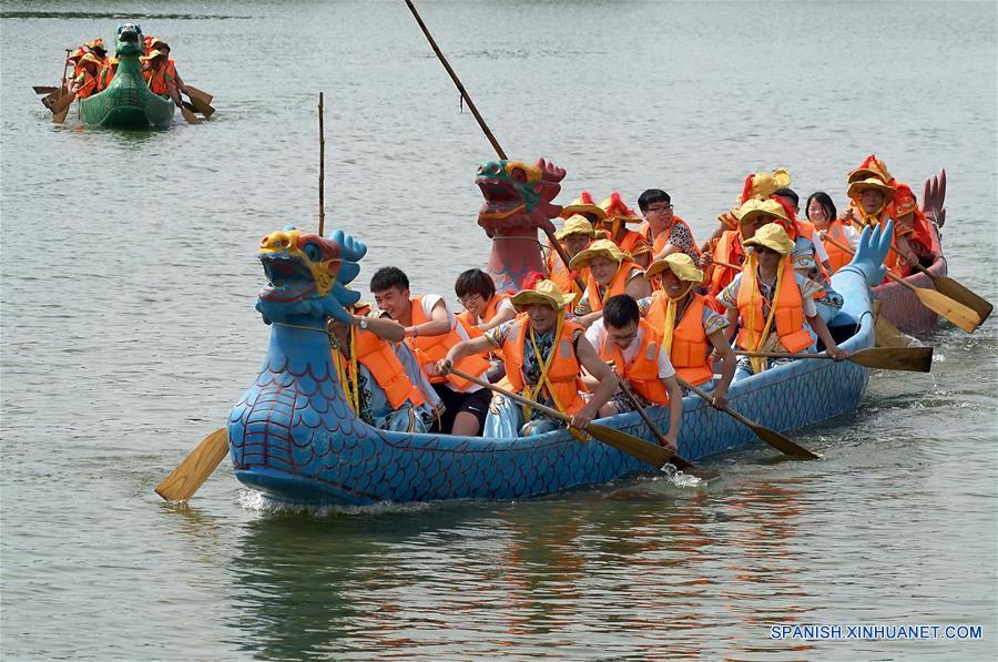 HENAN, mayo 29, 2017 (Xinhua) -- Personas participan en una carrera de botes de dragón para dar la bienvenida al Festival de Botes de Dragón, en el punto escénico de Longting en la ciudad de Kaifeng, en la provincia de Henan, en el centro de China, el 29 de mayo de 2017. (Xinhua/Li An)