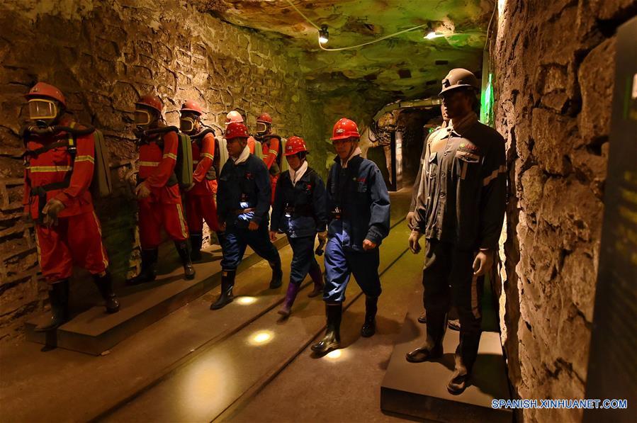 Turistas visitan el túnel subterráneo de una mina de carbón abandonada para aprender sobre las experiencias dentro de una mina, en el Parque Minero Nacional de Jinhuagong, en la ciudad de Datong, en la provincia de Shanxi, en el norte de China, el 16 de mayo de 2017. (Xinhua/Cao Yang)