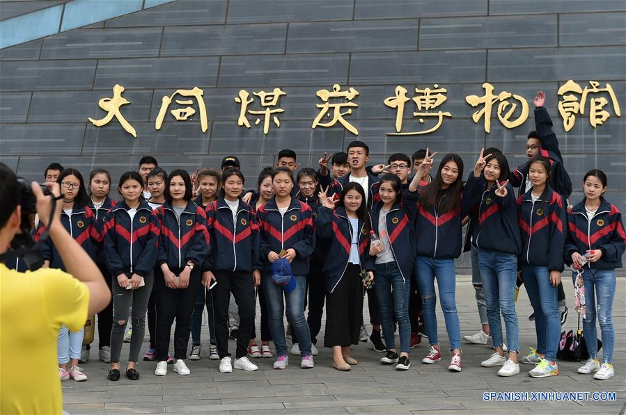 Estudiantes posan durante su visita en un museo de mina de carbón ubicado bajo tierra en el Parque Minero Nacional de Jinhuagong, en la ciudad de Datong, en la provincia de Shanxi, en el norte de China, el 16 de mayo de 2017. (Xinhua/Cao Yang)