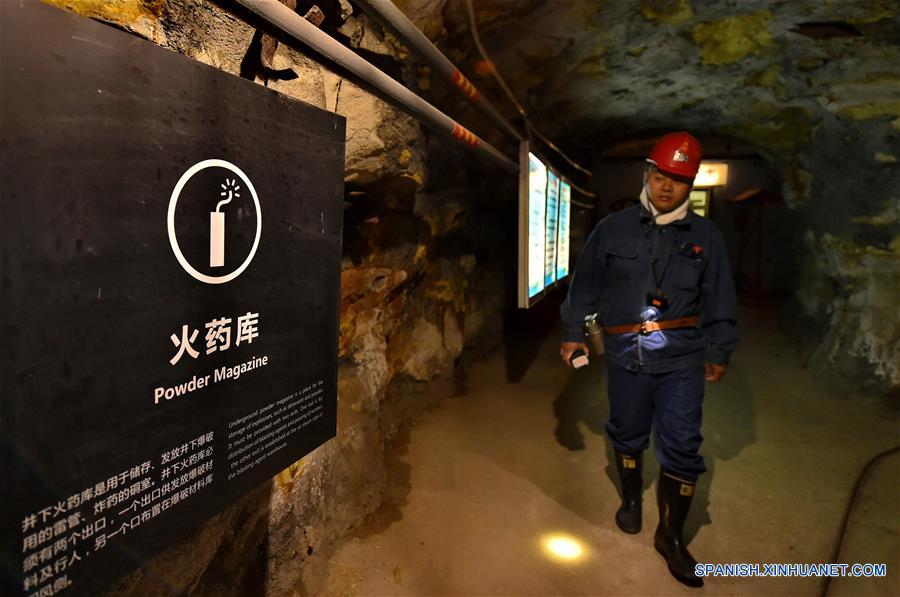 Un turista visita el túnel subterráneo de una mina de carbón abandonada para aprender sobre las experiencias dentro de una mina, en el Parque Minero Nacional de Jinhuagong, en la ciudad de Datong, en la provincia de Shanxi, en el norte de China, el 16 de mayo de 2017. (Xinhua/Cao Yang)