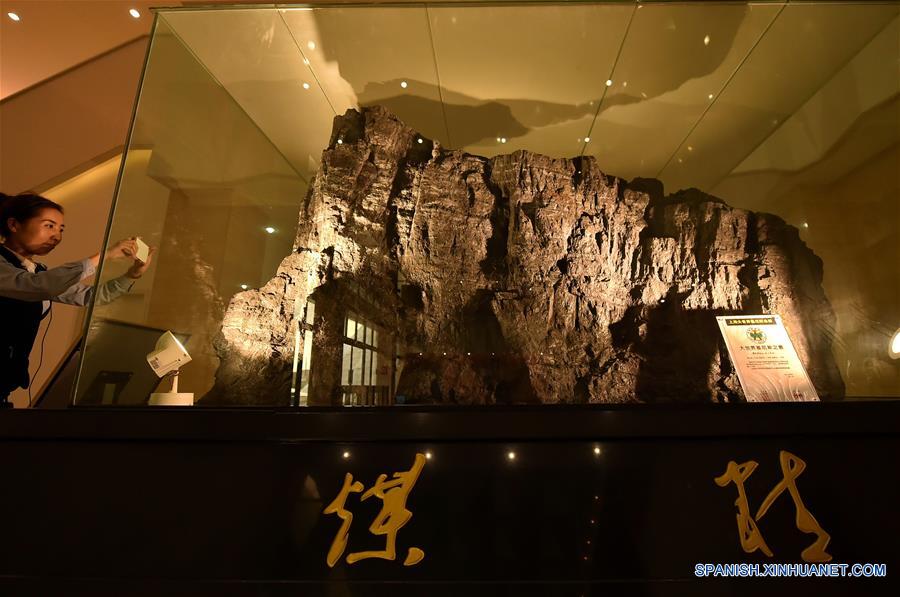 Un turista toma fotografías de una gran pieza de carbón mostrada en el Museo de Carbón de Datong, ubicado bajo tierra en el Parque Minero Nacional de Jinhuagong, en la ciudad de Datong, en la provincia de Shanxi, en el norte de China, el 16 de mayo de 2017. (Xinhua/Cao Yang)