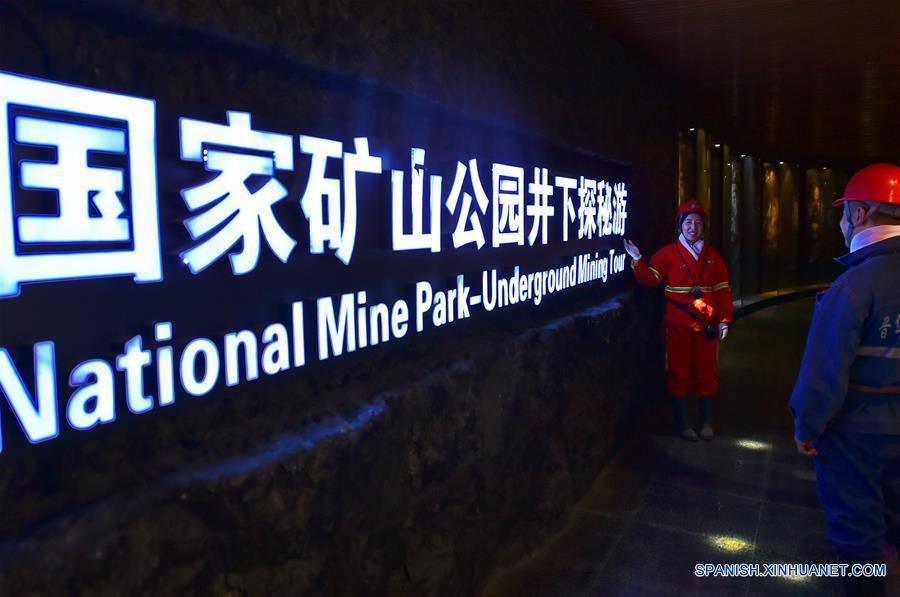 Turistas realizan el recorrido subterráneo en una mina para aprender sobre las experiencias dentro de una mina, en el Parque Minero Nacional de Jinhuagong, en la ciudad de Datong, en la provincia de Shanxi, en el norte de China, el 16 de mayo de 2017. (Xinhua/Cao Yang)
